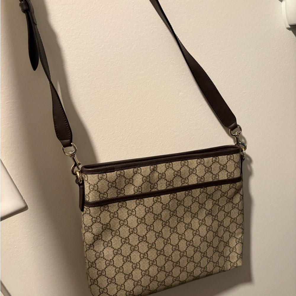 Gucci Beige GG Canvas Crossbody Bag with Black Trim - Picture 4 of 7